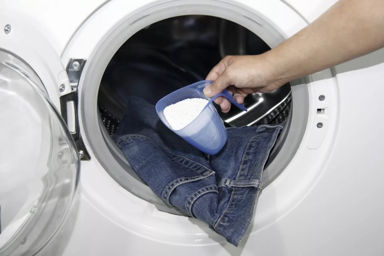 Hai finito il detersivo? Ecco cosa puoi mettere in lavatrice per sostituirlo subito