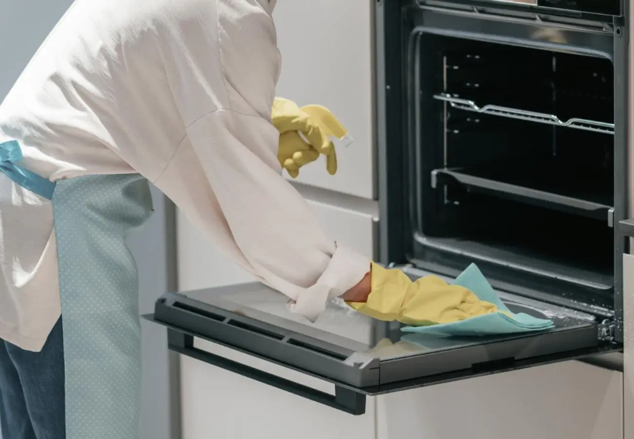 Non usare sgrassatore del supermercato nel forno: ecco il metodo sicuro per pulirlo a fondo