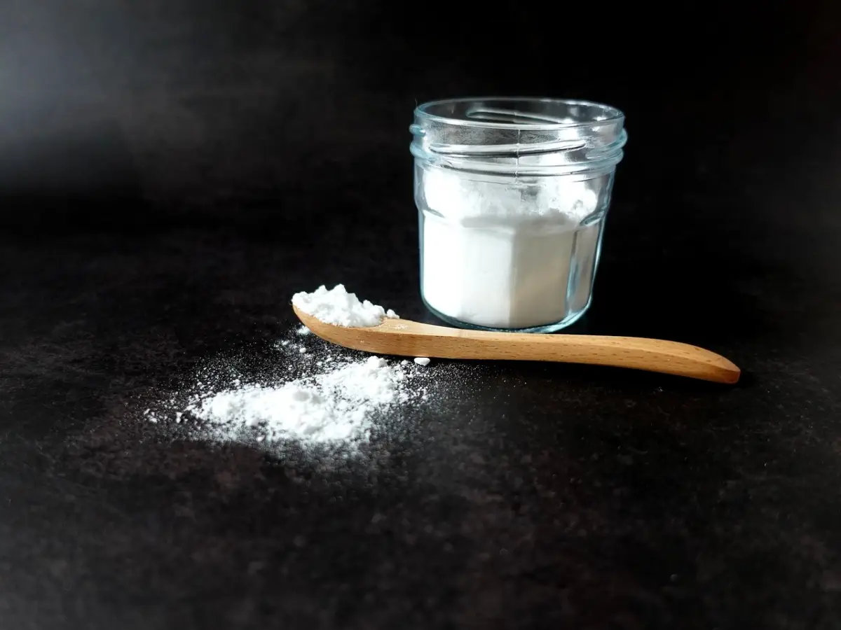 Usi il bicarbonato per smacchiare il bucato? Attenzione ai danni che può causare ai tessuti